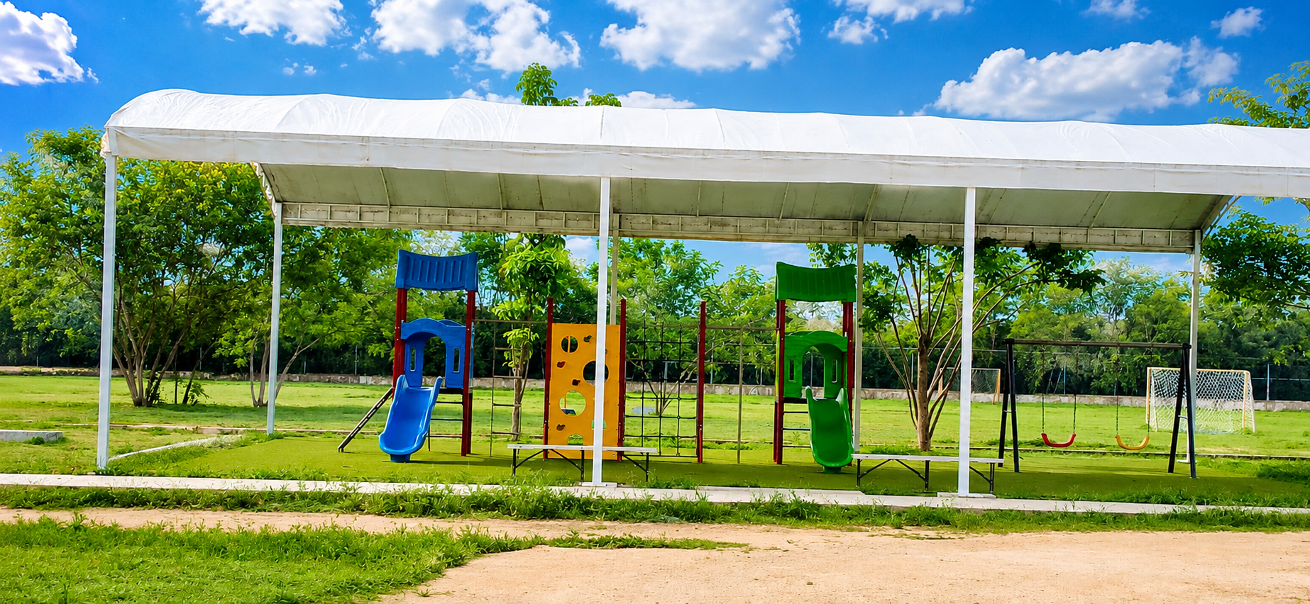 Área de juegos techada con juegos infantiles en el Colegio Teresiano Cabo Norte